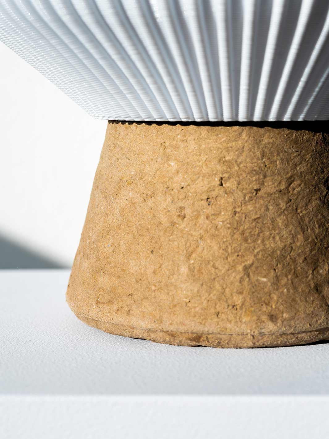 Recycelter Karton Tischlampe