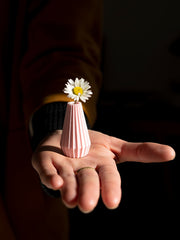 Mini Vase auf Handfläche